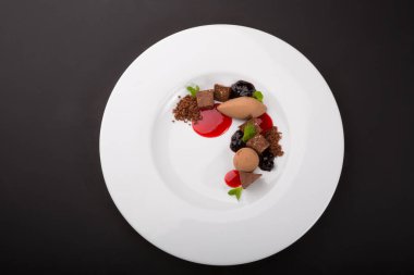 Beyaz tabakta siyah çikolatalı trüf mantarı.