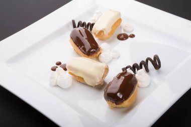 Fransız tatlısının mini ekini tabakta kremayla kaplı.