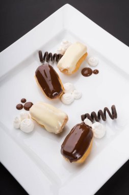 Fransız tatlısının mini ekini tabakta kremayla kaplı.