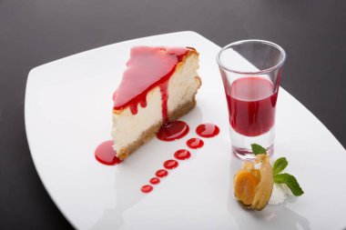 Kırmızı yaban mersini soslu cheesecake.