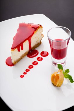 Kırmızı yaban mersini soslu cheesecake.