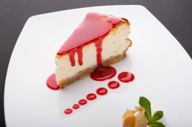 Kırmızı yaban mersini soslu cheesecake.