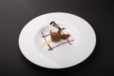 Süslü trüf çikolatalı tatlı beyaz tabakta