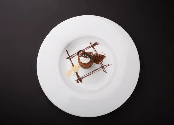 Gedecoreerde Truffel Chocolade Dessert Snoep Witte Plaat — Stockfoto