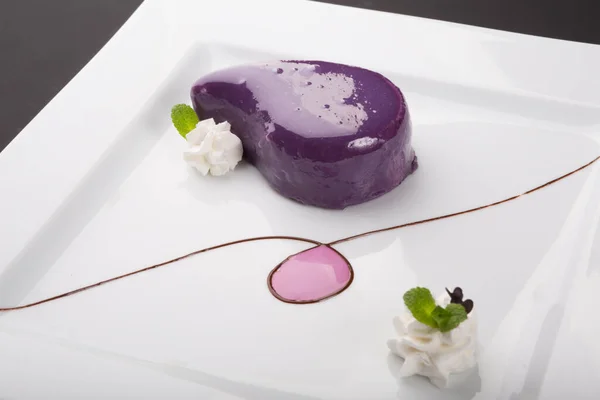 Gâteau Dessert Sucré Avec Glaçage Violet Servi Sur Une Assiette — Photo