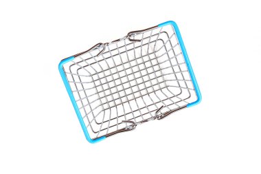 Beyaz arka planda süpermarket alışveriş sepetinin en üst görüntüsü. Kara Cuma indirim konsepti. Uzayı kopyala Sürdürülebilir yaşam tarzı