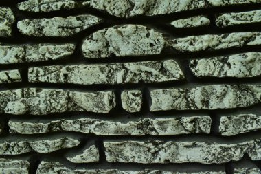 Doğal taştan yapılmış bir duvar parçası..