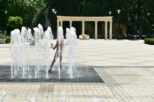 Una Chica Bajo Los Arroyos Una Fuente Caluroso Día Verano — Foto de Stock