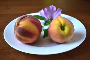 Taze şeftaliler beyaz tabakta