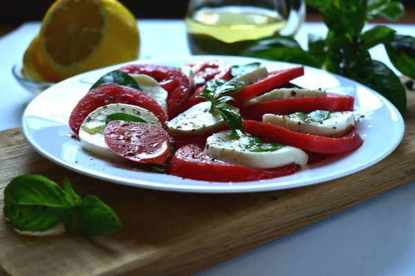 Tomaten Mozzarella Salat — Stockfoto