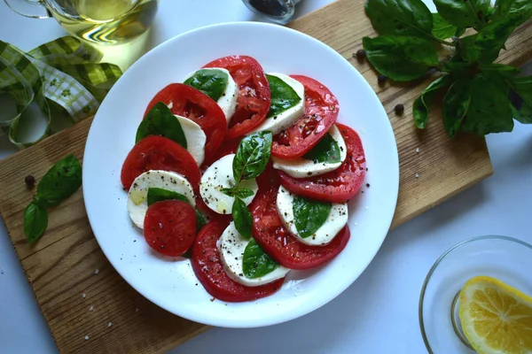 Blick Von Oben Auf Tomaten Basilikum Und Mozzarella Salat — Stockfoto