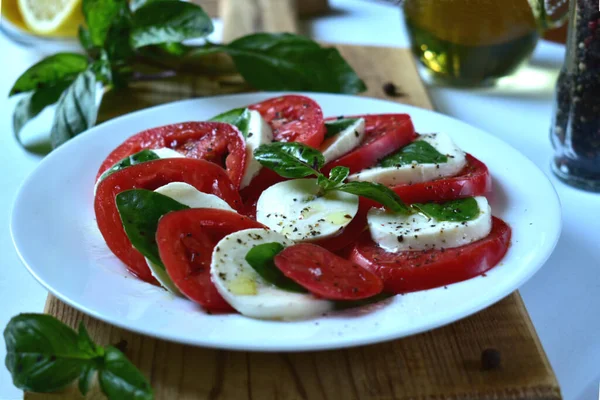 Caprese Salat Auf Weißem Teller — Stockfoto