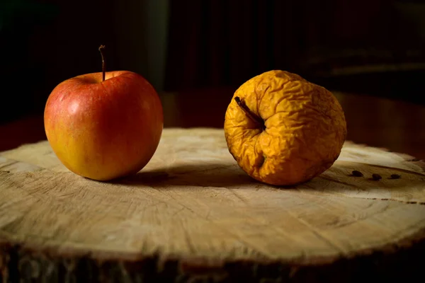 Une pomme assise sur une table en bois — Photo