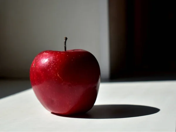 Red apple under the sun and the shadow of it — Stock Photo, Image