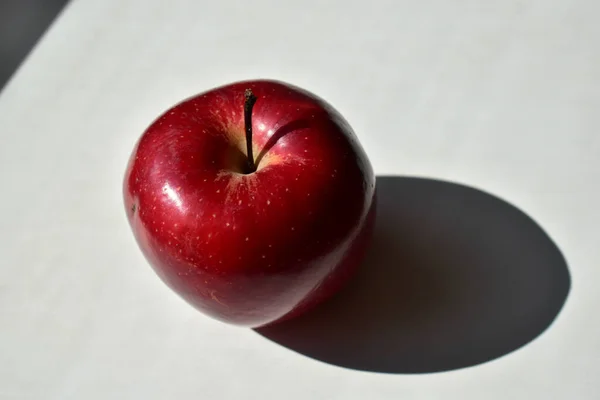 Vue d'en haut à la pomme rouge et son ombre — Photo