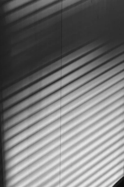 Sombra de persianas en la pared de la habitación. — Foto de Stock