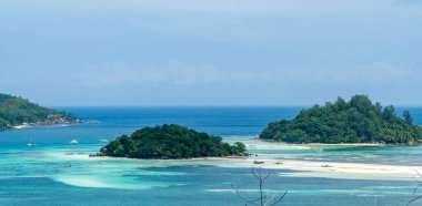 Turkuaz deniz suyu ve mavi gökyüzünde adaları olan güzel tropikal deniz manzarası. Tropik arka plan manzarası.
