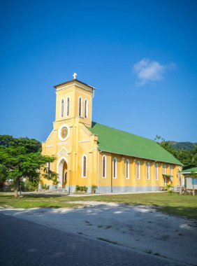 Seyşeller 'deki La digue adasının tropikal doğasında güzel bir Katolik kilisesi (St Mary Kilisesi). portre biçimi