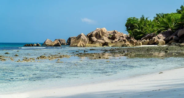 美しいビーチだ Anse Cocoビーチ Digue島 セイシェルで有名な花崗岩の岩で素敵な熱帯砂のビーチの景色 休日や休暇のコンセプト 背景に熱帯のビーチ 青い空 — ストック写真