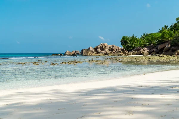 Krásná Pláž Pohled Krásnou Tropickou Písečnou Pláž Známými Žulovými Skalami — Stock fotografie