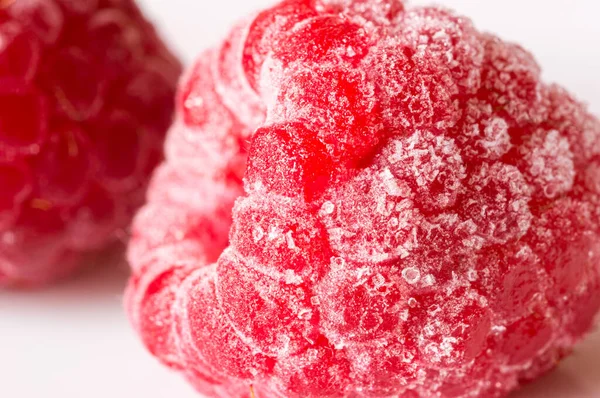 Macrofotografía Una Frambuesa Roja Fresca Recuperada Con Heladas Otra Frambuesa — Foto de Stock