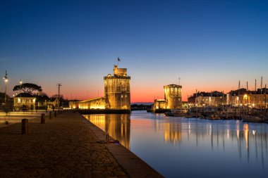 La Rochelle 'in eski limanı, Fransız şehri ve gün batımında liman. Panoramik görünüm