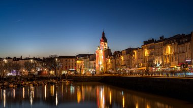 La Rochelle 'in mavi saatindeki büyük kalabalığın panoramik manzarası. Güzel ışıklandırılmış şehir ışıkları.