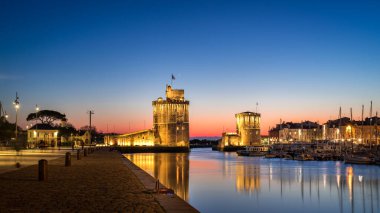 La Rochelle 'in eski limanının panoramik manzarası ve ünlü eski kuleleri.