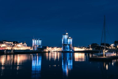 La Rochelle 'in eski limanının panoramik manzarası ve ünlü eski kuleleri.