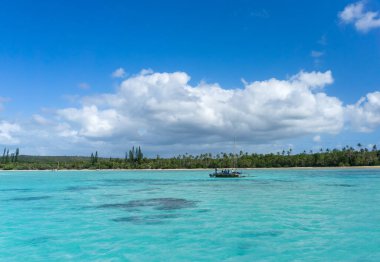 Ünlü Upi Körfezi deniz burnu, tipik bir kaledonya teknesinden yeni kaledonya: turkuaz lagün, tipik kayalar, mavi gökyüzü