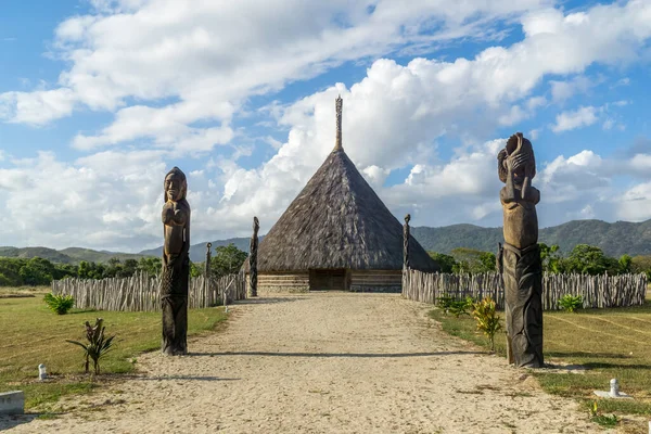 Khas Kanak Hut Dengan Totem Gouaro Deva Bourail Kaledonia Baru — Stok Foto