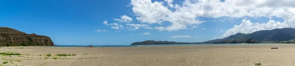 Panorama Nové Pláže Kaledonie Poe Slunečného Dne Obloha Modrá Bílými — Stock fotografie