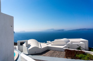 Arka planda mavi Akdeniz olan Santorini 'nin çatı manzarası.