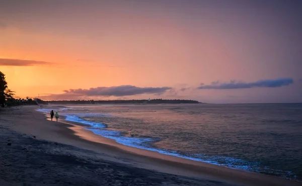 Gente Caminando Por Playa Hermoso Atardecer Sobre Mar Cielo Naranja — Foto de Stock