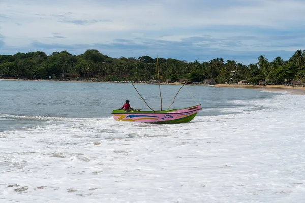 Barevný Rybářský Člun Pláže Srílanské Pláži Arugam Bay Srí Lanka — Stock fotografie