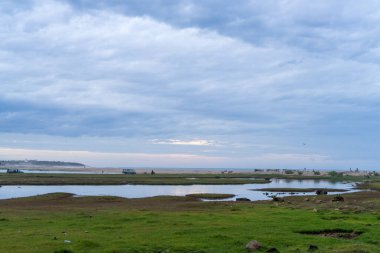 Nehrin üzerindeki bulutlar. Pastel renkler. Arugam Körfezi, Sri Lanka. peyzaj biçimi
