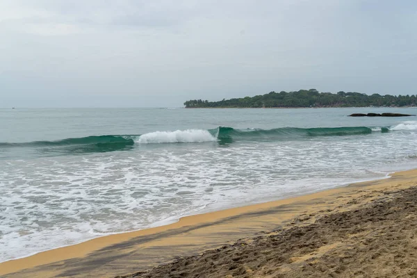 Playa Tropical Con Palmeras Cielo Nublado Bahía Arugam Sri Lanka —  Fotos de Stock