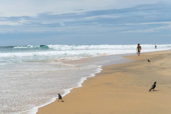 Surfista Playa Día Soleado Cielo Nublado Arugam Bay Sri Lanka —  Fotos de Stock