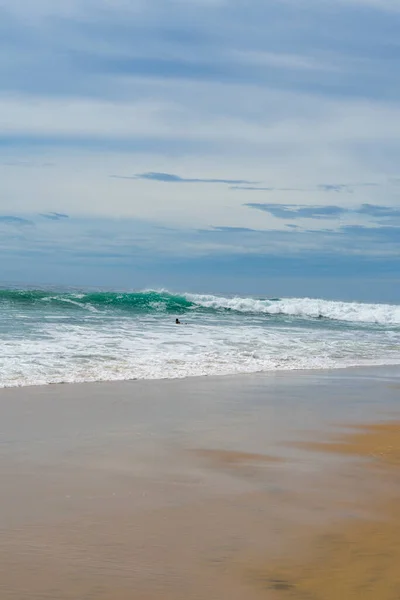 Surfaři Moři Tyrkysová Voda Modrá Obloha Arugam Bay Srí Lanka — Stock fotografie