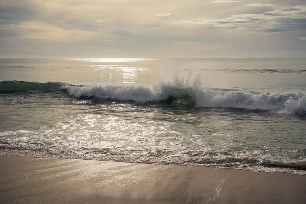 Hermosas Olas Nubes Sobre Mar Atardecer Tonos Pasteles Cálidos — Foto de Stock