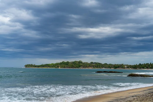 Tropická Pláž Palmami Zataženo Arugam Bay Srí Lanka — Stock fotografie