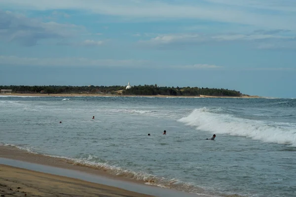 Surfistas Mar Agua Turquesa Cielo Azul Arugam Bay Sri Lanka —  Fotos de Stock