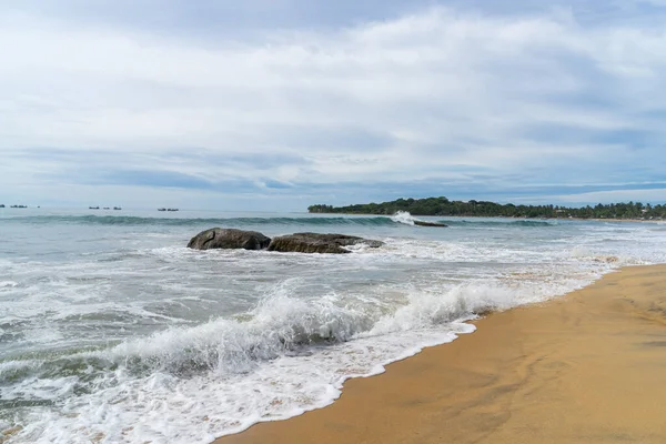 Playa Tropical Con Palmeras Cielo Nublado Bahía Arugam Sri Lanka —  Fotos de Stock