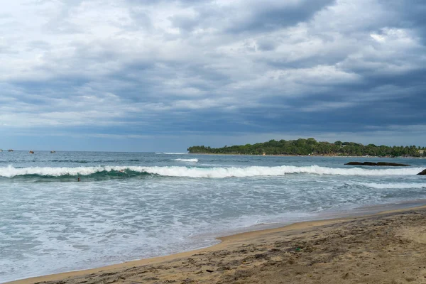 Playa Tropical Con Palmeras Cielo Nublado Bahía Arugam Sri Lanka —  Fotos de Stock