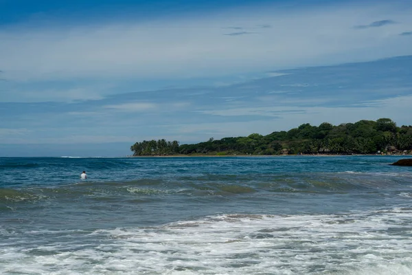 Surfař Moři Tyrkysová Voda Modrá Obloha Arugam Bay Srí Lanka — Stock fotografie