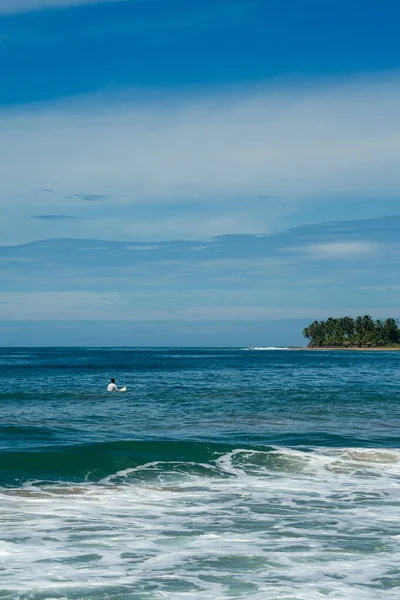 Surfista Mar Agua Turquesa Cielo Azul Arugam Bay Sri Lanka — Foto de Stock