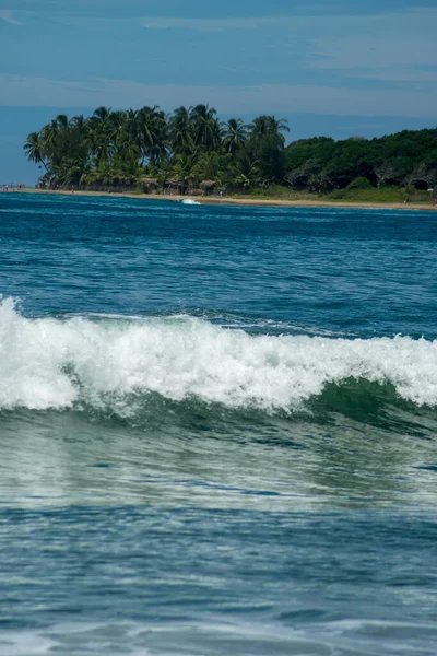 Surfare Havet Turkost Vatten Blå Himmel Arugam Bay Sri Lanka — Stockfoto