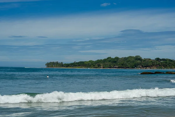 Surfař Moři Tyrkysová Voda Modrá Obloha Arugam Bay Srí Lanka — Stock fotografie