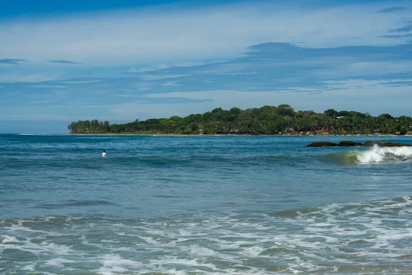 Surfař Moři Tyrkysová Voda Modrá Obloha Arugam Bay Srí Lanka — Stock fotografie
