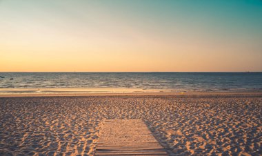 Gün doğumunda çok sakin bir denizle Re adası sahilleri. Güzel minimalist deniz manzarası. Eski tonlar